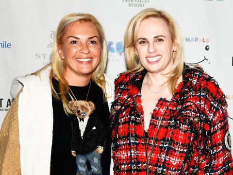 Rebel Wilson dan Ramona Agruma PARK CITY, UTAH - APRIL 02: Rebel Wilson (R) and Ramona Agruma attend Operation Smile's 10th Annual Park City Ski Challenge Presented By The St. Regis Deer Valley & Deer Valley Resort at The St. Regis Deer Valley on April 02, 2022 in Park City, Utah. Alex Goodlett/Getty Images for Operation Smile/AFP (Photo by Alex Goodlett / GETTY IMAGES NORTH AMERICA / Getty Images via AFP)