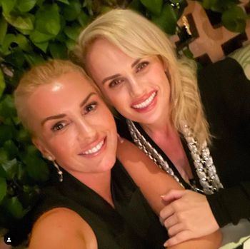 Rebel Wilson dan Romana Agruma