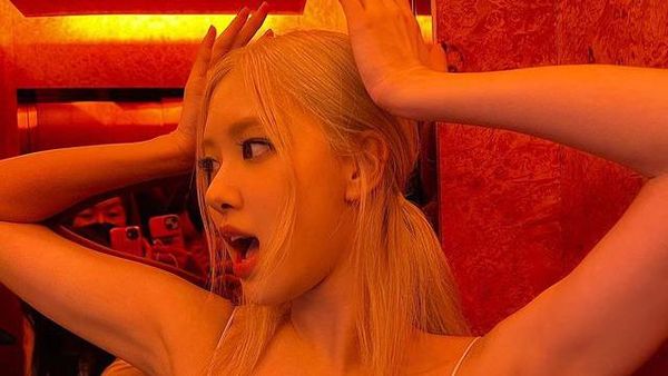 Gaya Pamer Pinggang Rose BLACKPINK yang Tuai Kritikan