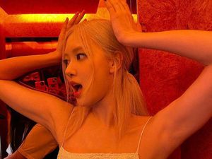 Gaya Pamer Pinggang Rose BLACKPINK yang Tuai Kritikan Gaya Pamer Pinggang Rose BLACKPINK yang Tuai Kritikan