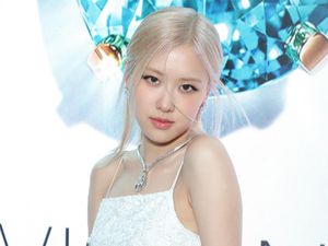 10 Foto Rose BLACKPINK Pakai Gaun Bolong, Dibilang Mirip Pengantin