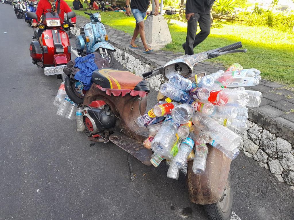 Terungkap! Alasan Anak Vespa Bawa Tumpukan Botol Plastik Kosong