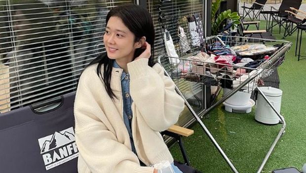 Selain akting, Jang Nara juga aktif mengikuti kegiatan sosial. Ia juga memiliki yayasan sendiri yang bergerak untuk membantu anak-anak penderita kanker, menyediakan beasiswa, hingga perlindungan hewan / foto: instagram.com/nara0318