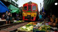 Sensasi Belanja di Pasar Mepet Rel di Thailand, Kayak Apa Ya?