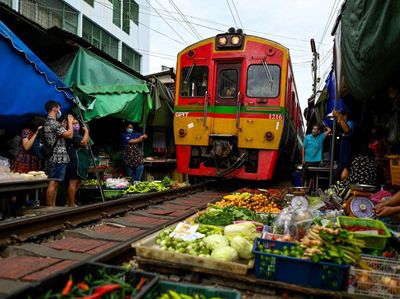 Sensasi Belanja di Pasar Mepet Rel di Thailand, Kayak Apa Ya?