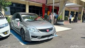 Potret Mobil Penabrak Polisi di Jaksel: Kaca Bolong Didor, Bumper Patah