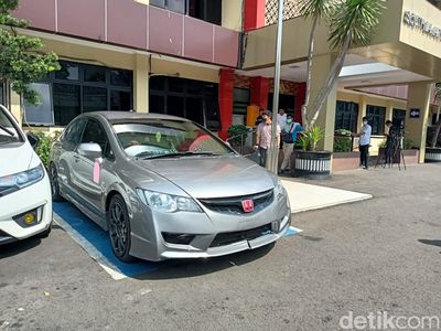 Potret Mobil Penabrak Polisi di Jaksel: Kaca Bolong Didor, Bumper Patah