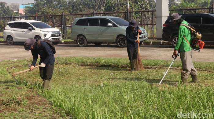 Stadion Gelora Bandung Lautan Api akan digunakan untuk pertandingan Piala Presiden 2022. Jelang pertandingan, area stadion dibersihkan.