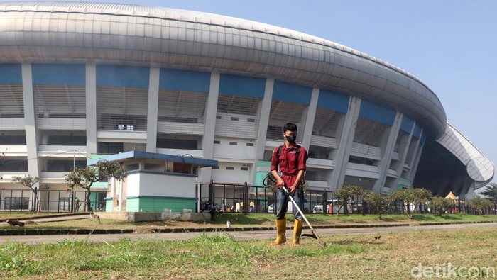 Tengok Persiapan Stadion GBLA Jelang Piala Presiden 2022 Stadion Gelora Bandung Lautan Api akan digunakan untuk pertandingan Piala Presiden 2022. Jelang pertandingan, area stadion dibersihkan.