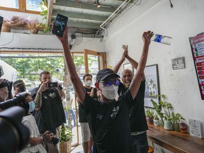 Sorak Sorai Warga Thailand Antre Beli Ganja