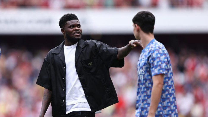 LONDON, ENGLAND - MAY 22: Thomas Partey of Arsenal  takes part in a lap of honour after the Premier League match between Arsenal and Everton at Emirates Stadium on May 22, 2022 in London, United Kingdom. (Photo by Marc Atkins/Getty Images)
