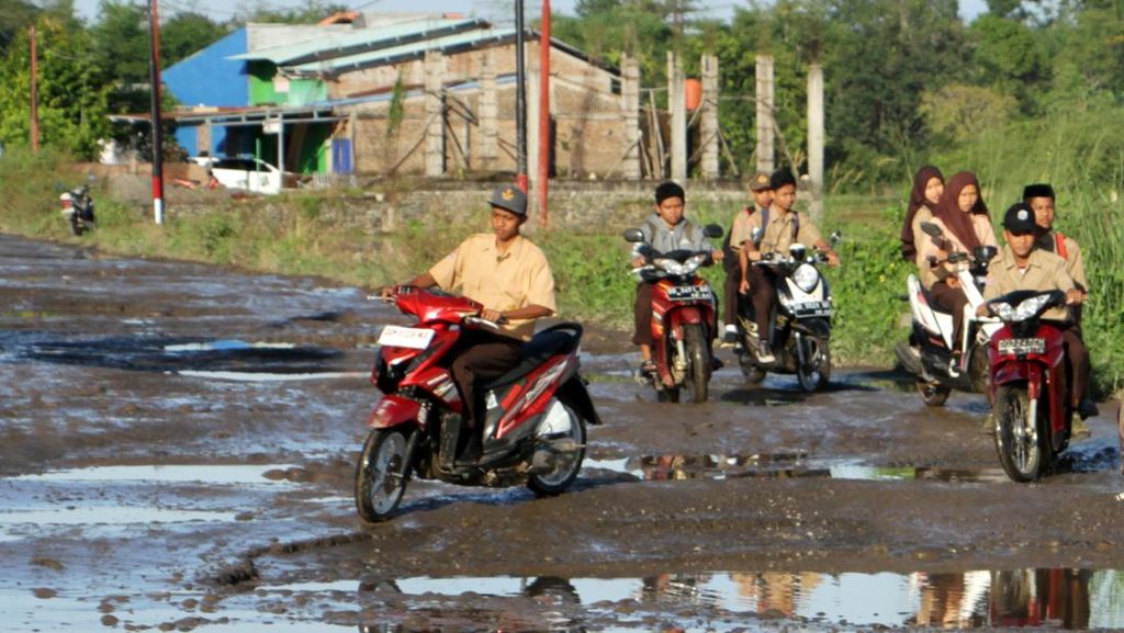Lihat Manuver Pemotor Hindari Jalan Provinsi yang Rusak di Gowa Sulsel
