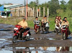 Lihat Manuver Pemotor Hindari Jalan Provinsi yang Rusak di Gowa Sulsel