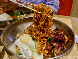 Pencinta Drakor Wajib Cicip Ramyeon Buldak dan Ayam Tongdak di Resto Ini