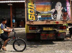Curhat Istri Sopir Truk Ikut Suami Ngaspal: Cantik Dikit Dikira Selingkuhan! Curhat Istri Sopir Truk Ikut Suami Ngaspal: Cantik Dikit Dikira Selingkuhan!