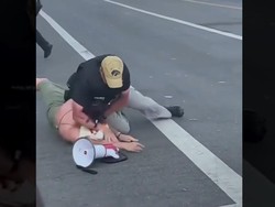 Agen Rahasia AS Sergap-Banting Wanita yang Cegat Rombongan Biden