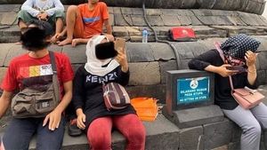 Dear Pengunjung Candi Borobudur, Tolong Kelakuannya Jangan Seperti Ini!