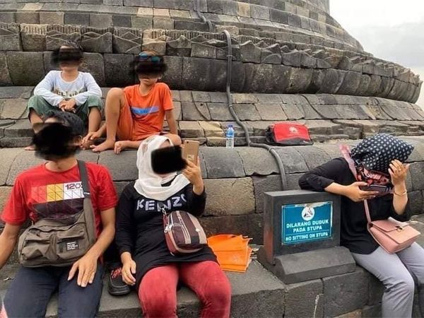 Dear Pengunjung Candi Borobudur, Tolong Kelakuannya Jangan Seperti Ini!