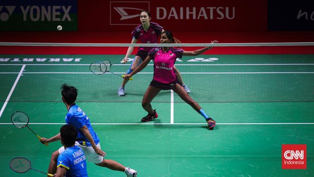 Apriyani/Fadia ke Final Indonesia Masters 2022 Pebulu tangkis ganda putri Indonesia Apriyani Rahayu dan Siti Fadia Ramadhanti melakukan selebrasi usai mengalahkan pebulu tangkis ganda putri Malaysia Pearly Tan dan Thinaah Muralitharan pada semi final Daihatsu Indonesia Master 2022 di Istora Senayan, Jakarta Pusat, Sabtu (11/6/2022). Pasangan ganda putri Apriyani/Siti berhasil lolos ke babak final ganda putri Indonesia Masters 2022 setelah berhasil mengalahkan pasangan Malaysia. (CNNIndonesia/Adi Ibrahim)