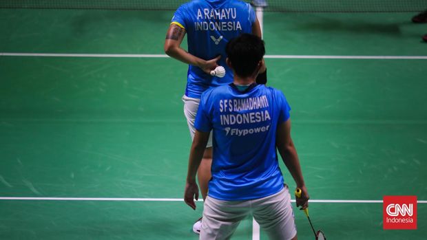 Pebulu tangkis ganda putri Indonesia Apriyani Rahayu dan Siti Fadia Ramadhanti melakukan selebrasi usai mengalahkan pebulu tangkis ganda putri Malaysia Pearly Tan dan Thinaah Muralitharan pada semi final Daihatsu Indonesia Master 2022 di Istora Senayan,  Jakarta Pusat, Sabtu (11/6/2022).  Pasangan ganda putri Apriyani/Siti berhasil lolos ke babak final ganda putri Indonesia Masters 2022 setelah berhasil mengalahkan pasangan Malaysia. (CNNIndonesia/Adi Ibrahim)