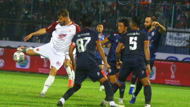 Pesepak bola PSM Makassar, Willem Jan Plum (kiri) berusaha melewati hadangan empat pesepak bola Arema FC dalam pertandingan Piala Presiden 2022 Grup D di Stadion Kanjuruhan, Malang, Jawa Timur, Sabtu (11/6/2022). ANTARA FOTO/Ari Bowo Sucipto/nym.