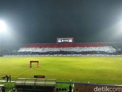 Dear Pak Jokowi, Aremania Bentangkan Merah Putih di Piala Presiden