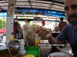 4 Orang Asing Ini Senang Cicipi Makanan Indonesia, Enak dan Harganya Murah
