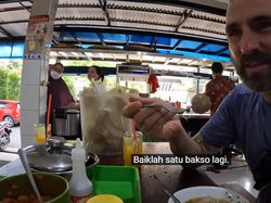 4 Orang Asing Ini Senang Cicipi Makanan Indonesia, Enak dan Harganya Murah 4 Orang Asing Ini Senang Cicipi Makanan Indonesia, Enak dan Harganya Murah
