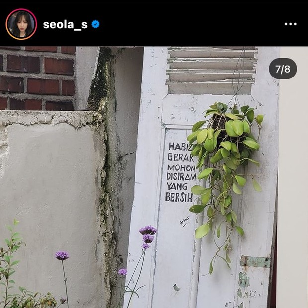 Seola pernah menghebohkan jagat per K-Popan dengan mengunggah foto pintu yang bertuliskan kalimat dalam bahasa Indonesia