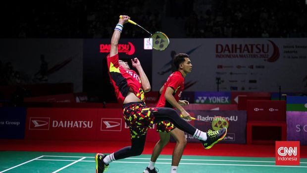 Pebulu tangkis ganda putra Indonesia Fajar Alfian dan Muhammad Rian Ardianto melakukan serangan kepada pebulu tangkis ganda putra Taiwan, Lee Yang dan Wang Chi-Lin pada babak perempat final Daihatsu Indonesia Master 2022 di Istora Senayan,  Jakarta Pusat, Jumat (10/6/2022). Pasangan ganda Putra Fajar Alfian dan Muhammad Rian Ardianto berhasil lolos ke babak semifinal ganda putra Indonesia Masters 2022 setelah berhasil mengalahkan pasangan Taiwan dengan skor 21/15 pada set pertama dan 21/18 pada set kedua. (CNNIndonesia/Adi Ibrahim)