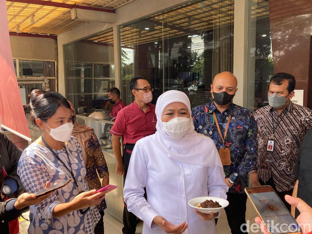 Khawatir Ada Rendang Babi, Khofifah Cek Rumah Makan Padang di Surabaya