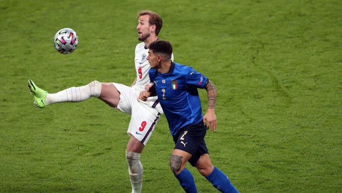 LONDON, ENGLAND - JULY 11:  Harry Kane of England in action with Giovanni Di Lorenzo of Italy during the UEFA Euro 2020 Championship Final between Italy and England at Wembley Stadium on July 11, 2021 in London, United Kingdom. (Photo by Marc Atkins/Getty Images)