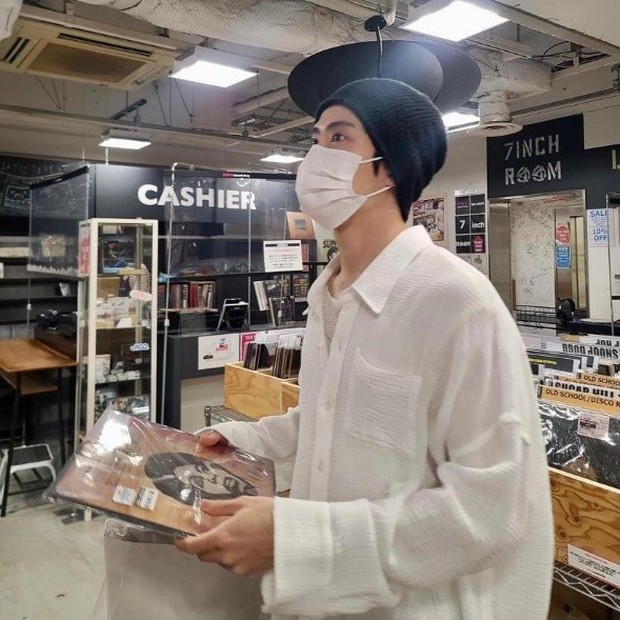 Foto Jaehyun NCT saat membeli vinyl