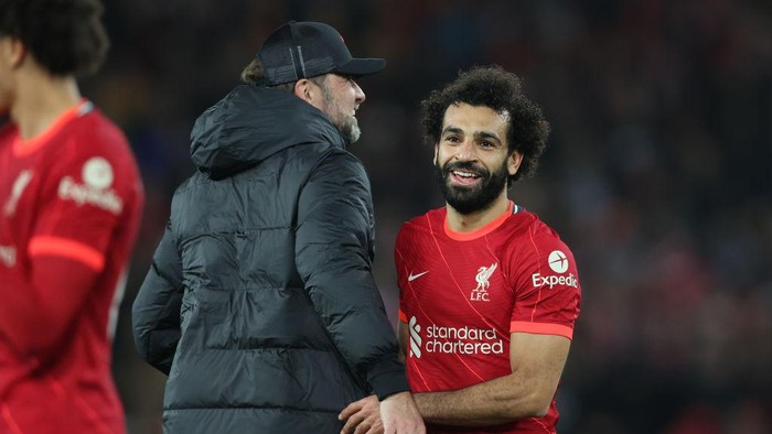 LIVERPOOL, ENGLAND - NOVEMBER 20: Mohamed Salah embraces Juergen Klopp, Manager of Liverpool after their sides victory in the Premier League match between Liverpool and Arsenal at Anfield on November 20, 2021 in Liverpool, England. (Photo by Clive Brunskill/Getty Images)