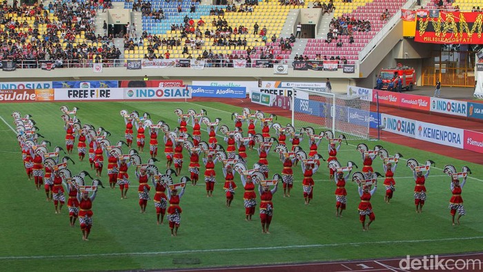 Parade tarian memeriahkan pembukaan Piala Presiden di Stadion Manahan, Solo, Jawa Tengah, Sabtu (11/6/2022).