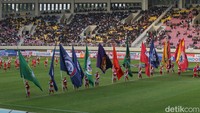 Parade tarian memeriahkan pembukaan Piala Presiden di Stadion Manahan, Solo, Jawa Tengah, Sabtu (11/6/2022).   