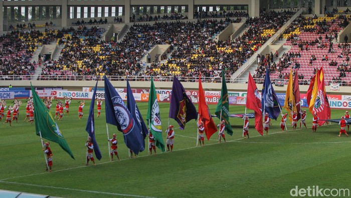Kemeriahan Pembukaan Piala Presiden 2022 di Stadion Manahan Solo Parade tarian memeriahkan pembukaan Piala Presiden di Stadion Manahan, Solo, Jawa Tengah, Sabtu (11/6/2022).