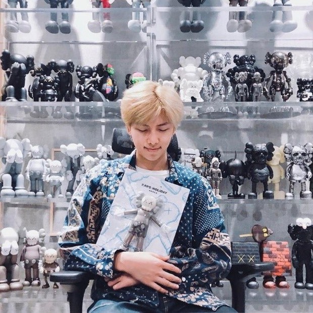 Koleksi Karakter Figure KAWS milik RM BTS