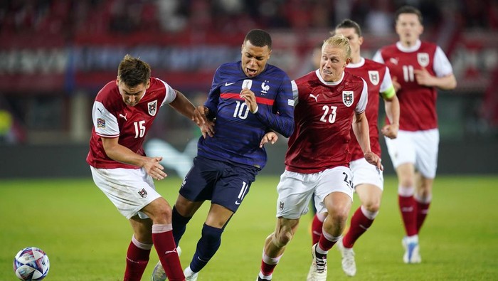 VIENNA, AUSTRIA - JUNE 10: Kylian Mbappe of France is challenged by Maximilian Woeber and Xaver Schlager of Austria during the UEFA Nations League - League A Group 1 match between Austria and France at Ernst Happel Stadion on June 10, 2022 in Vienna, Austria. (Photo by Christian Hofer/Getty Images)