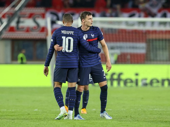 VIENNA, AUSTRIA - JUNE 10: Kylian Mbappe of France and Benjamin Pavard of France look on during the UEFA Nations League League A Group 1 match between Austria and France at Ernst Happel Stadion on June 10, 2022 in Vienna, Austria. (Photo by Roland Krivec/DeFodi Images via Getty Images)
