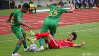 PSS Sleman pun mencoba peruntungan melalui serangan balik. 