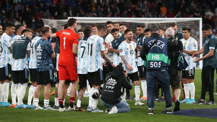 LONDON, ENGLAND - JUNE 01: Argentinas Lionel Messi recieves a guard of honour as he collects his man of the match trophy during the 2022 Finalissima CONMEBOLUEFA Cup of Champions match between Italy and Argentina at Wembley Stadium on June 1, 2022 in London, England. (Photo by Rob Newell - CameraSport via Getty Images)
