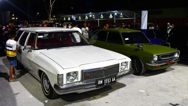 Mobil-mobil Klasik Meriahkan Hari Jadi Kota Madiun