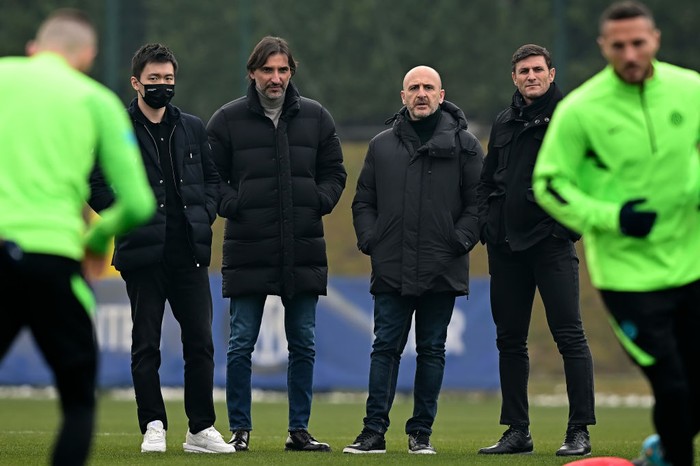 COMO, ITALY - FEBRUARY 15: (L-R) Steven Zhang president of FC Internazionale, Dario Baccin Vice Sport Director of FC Internazionale, Sport Director Piero Ausilio, Javier Zanetti vice president of FC Internazionale during training session before the UEFA Champions League match between FC Internazionale Milano v Liverpool FC at the clubs training ground Suning Training Center at Appiano Gentile on February 15, 2022 in Como, Italy. (Photo by Mattia Ozbot - Inter/Inter via Getty Images)