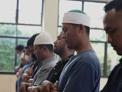 Momen Polisi dan Simpatisan Khilafatul Muslimin Lampung Salat Berjamaah