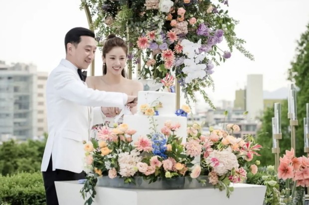 Potret pernikahan Lee Kyu Hyuk dan Son Dam Bi