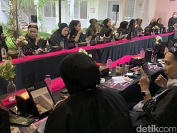 Semangatnya Mojang Bandung Belajar Dandan di Kelas Kecantikan