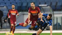 Stefan De Vrij bek berusia 30 tahun ini catatkan 80.9 persen sukses tekel. De Vrij memang jadi andalan Inter Milan di lini pertahanan (Getty Images)