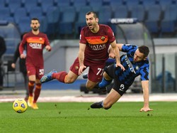 Stefan De Vrij bek berusia 30 tahun ini catatkan 80.9 persen sukses tekel. De Vrij memang jadi andalan Inter Milan di lini pertahanan (Getty Images)