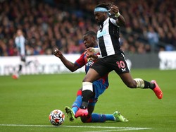 Marc Guehi, bek tengah Crystal Palace catatkan 85,4 persen sukses tekel di Liga Inggris. Guehi merupakan pemain jebolan akademi Chelsea yang baru berusia 21 tahun dan dibeli Palace pada musim panas 2021 (Getty Images)